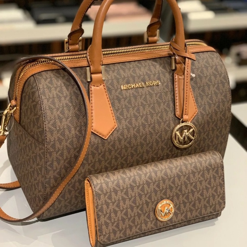 Michael kors Hayes duffle bag with matching wallet - Picture 1 of 8